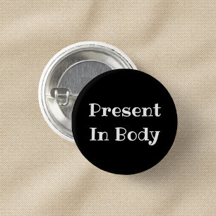 Presente en cuerpo divertido botón de pinback de o