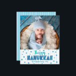 Presupuesto Feliz Hanukkah Foto Blue Stars Tarjeta<br><div class="desc">"Feliz Hanukkah". Una tipografía divertida, divertida y caprichosa, de elaboración artesanal, y un patrón aleatorio de la estrella de David en azul turquesa claro, sobre líneas dibujadas a mano azul turquesa sobre un fondo blanco, junto con la foto de tu elección, te ayudan a iniciar Hanukkah. Las líneas blancas dibujadas...</div>