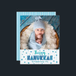 Presupuesto Feliz Hanukkah Foto Blue Stars Tarjeta<br><div class="desc">"Feliz Hanukkah". Una tipografía divertida, divertida y caprichosa, de elaboración artesanal, y un patrón aleatorio de la estrella de David en azul turquesa claro, sobre líneas dibujadas a mano azul turquesa sobre un fondo blanco, junto con la foto de tu elección, te ayudan a iniciar Hanukkah. Las líneas blancas dibujadas...</div>