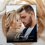 Presupuesto Gracias Script Boda Foto Tarjeta de ag<br><div class="desc">Budget Modern Elegant "Gracias" Script 2 Photo Boda Gracias tarjeta delgada asequible de bajo presupuesto. Boda elegante plantilla de agradecimiento con una foto vertical completa en el frente con el texto superpuesto "Gracias" en una caligrafía con letras a mano o letra de guión de tipografía en blanco en la imagen....</div>