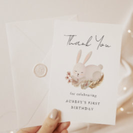 Primer cumpleaños gracias con un conejo durmiente