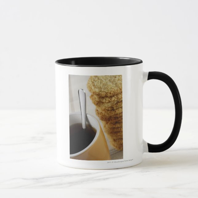 Primer de una taza de café con las galletas (Derecha)