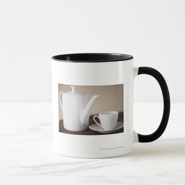 Primer de una taza y de un platillo con una (Derecha)