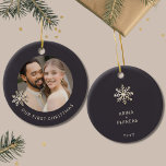 Primer ornamento de fotos de Navidad de recién cas<br><div class="desc">Celebra un hito especial con este adorno navideño recién estrenado. Aprecie sus primeras vacaciones en pareja casada con este exquisito adorno con una foto de personalizable enmarcada por un delicado copo de nieve de oro con champán en un rico fondo oscuro. El frente presenta elegantemente "Nuestra Primera Navidad" en los...</div>