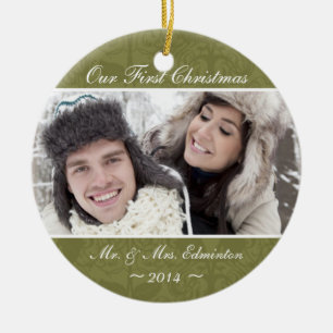 Primer ornamento del navidad del recién casado