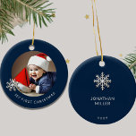 Primer ornamento navideño de bebé personalizado<br><div class="desc">Celebra la fiesta del debut de tu pequeño príncipe con este primer adorno navideño personalizado. Diseñado para su toque único, este ornamento cuenta con un encantador espacio enmarcado por copos de nieve para una foto atesorada de su bebé. "Mi primera Navidad" se muestra elegantemente en una fuente sans-serif debajo de...</div>