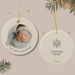 Primer ornamento navideño de bebé personalizado<br><div class="desc">Conmemorar la primera Navidad de tu bebé con nuestro "Primer Ornamento de Navidad de un niño pequeño y personalizado". La parte delantera de este delicioso adorno muestra una adorable foto de tu pequeño, enmarcada por un encantador copo de nieve de oro de champán a la izquierda, junto con el texto...</div>