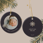 Primer ornamento navideño de bebé personalizado<br><div class="desc">Celebra la fiesta del debut de tu pequeño príncipe con este primer adorno navideño personalizado. Diseñado para su toque único, este ornamento cuenta con un encantador espacio enmarcado por copos de nieve para una foto atesorada de su bebé. "Mi primera Navidad" se muestra elegantemente en una fuente sans-serif debajo de...</div>