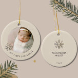 Primer ornamento navideño de una bebé personalizad<br><div class="desc">Captura la magia de la primera Navidad de tu bebé con nuestro "Ornamento de Primera Navidad de la Niña Personalizada". En la parte delantera de este exquisito ornamento se puede ver una preciosa foto de tu pequeño, enmarcada por un elegante copo de nieve de champán a la izquierda, con un...</div>