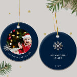 Primer ornamento navideño del bebé personalizado<br><div class="desc">Celebra tu fiesta de debut con nuestro Ornamento de Primera Navidad Personalizado para Bebés. Diseñado para su toque único, este ornamento cuenta con un encantador espacio enmarcado por copos de nieve para una foto atesorada de su hijo. "Mi primera Navidad" se muestra elegantemente en una fuente sans-serif debajo de la...</div>