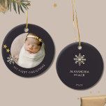 Primer ornamento navideño del bebé personalizado<br><div class="desc">Celebra tu fiesta de debut con este Ornamento de Navidad Personalizado del Bebé. Diseñado para su toque único, este ornamento cuenta con un encantador espacio enmarcado por copos de nieve para una foto atesorada de su hijo. "Mi primera Navidad" se muestra elegantemente en una fuente sans-serif debajo de la foto,...</div>