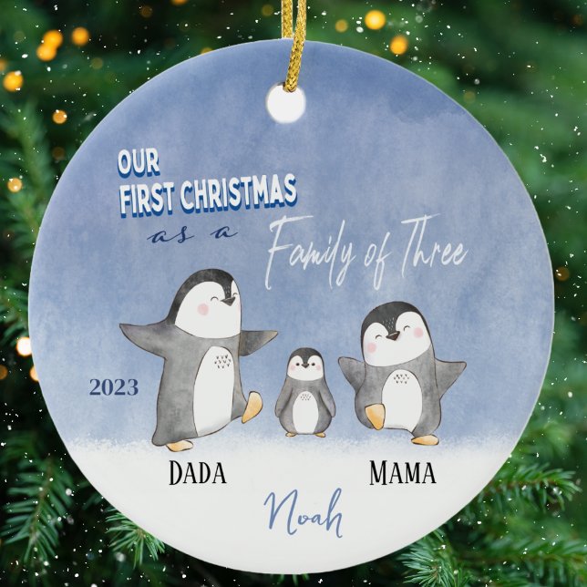 Primer ornamento navideño lindo del personalizado  (First Christmas Family Ornament. Cute Penguins for a new family of three. Personalized with names. )