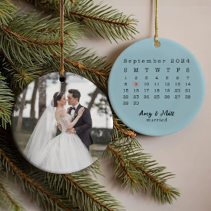 Primer personalizado navideño casado con ornamento