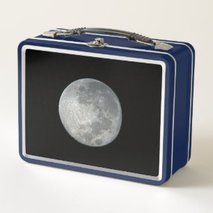 Primer plano de luna llena en el cielo nocturno. F