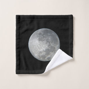 Primer plano de luna llena en el cielo nocturno. F