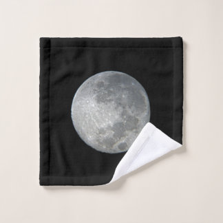 Primer plano de luna llena en el cielo nocturno. F
