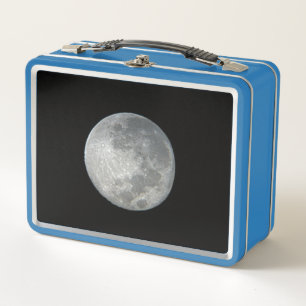 Primer plano de luna llena en el cielo nocturno. F