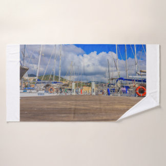 primer plano del muelle de una marina en toallas d