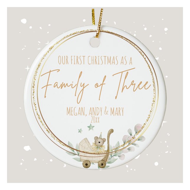 Primera familia navideña de tres ornamentos (Personalized First Christmas as a Family of Three Ceramic Ornament)