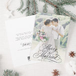 Primera foto de Navidad de Feliz y Casado con Nove<br><div class="desc">Elegante y romántica caligrafía rápida con una foto y texto opcional en la parte posterior. Para una personalización más avanzada de este diseño,  haga clic en el BOTÓN HERRAMIENTA DE DISEÑO AZUL de arriba.</div>