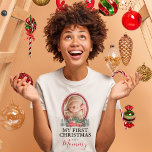 Primera Navidad como mami camiseta de camión rojo<br><div class="desc">Camiseta de navidad familiar con una foto de su bebé con un borde rojo de dos tonos,  árboles navideños acuarelas,  un camión de recogida roja y el lindo dicho "mi primera navidad como mamá".</div>