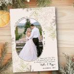 Primera Navidad como Mr. y Mrs. Oval Photo<br><div class="desc">La recién casada tarjeta de foto navideña con la leyenda "Nuestra primera navidad como mr y mrs" y personalizada con la foto y el saludo de tu personalizado. Diseño rústico miminalista con la naturaleza inspirado en la línea botánica del holly y el pino en colores tierra-neutros incluyendo el rosa polvoriento,...</div>