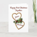 Primera Navidad como pareja, Evergreens Hearts<br><div class="desc">Esta tarjeta de Navidades es para desear a una pareja nueva un Navidad feliz. Es adecuado para cualquier pareja que esté celebrando Navidades juntos por primera vez. Puede cambiar el texto a cualquiera que desee, incluidos los nombres en los corazones. El diseño en el frente tiene dos corazones dorados entrelazados...</div>