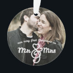 Primera Navidad como Sr. Ornamento de fotos y la S<br><div class="desc">Su primera Navidad como Sr. y Sra. Crea un hermoso recuerdo para ti o para tu familia con este divertido adorno de dos caras de foto navideña. Cuenta con un texto encantador en la parte delantera y un corazón con el año en la parte trasera junto con dos fotos de...</div>
