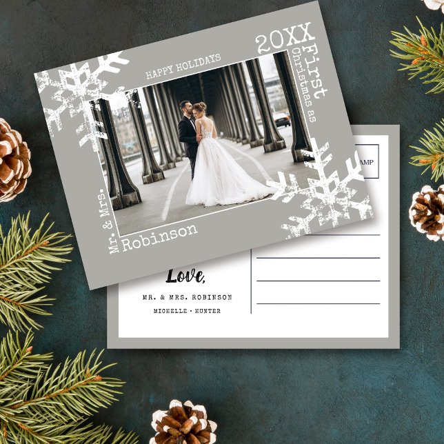 Primera Navidad como Sr. y Sra. Copo de Nieve Gris (Rustic snowflake newlywed holiday keepsake photo ornament perfect for gifts to bring joy to others.)