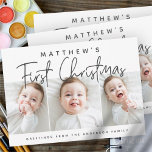 Primera Navidad moderna y simple foto de tres niño<br><div class="desc">El diseño en la parte delantera consiste en una juguetona tipografía cursiva de "Primera Navidad". Añade fotos de su recién nacido por personalizado y añade el nombre del bebé y de la familia. Este diseño es moderno,  moda,  lúdico y divertido.</div>