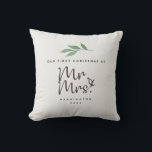 Primera Navidad Sr. y Sra. Heirloom Cojín decorati<br><div class="desc">El diseño presenta Nuestra Primera Navidad como Mr. y Mrs. en escritura caligráfica con la rama de Navidades de laurel de acuarela. Mensaje,  nombre y año fácilmente personalizar. Hermoso regalo heredero para regalar a los recién casados durante la temporada de vacaciones de los Navidades.</div>
