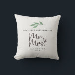 Primera Navidad Sr. y Sra. Heirloom Cojín decorati<br><div class="desc">El diseño presenta Nuestra Primera Navidad como Mr. y Mrs. en escritura caligráfica con la rama de Navidades de laurel de acuarela. Mensaje,  nombre y año fácilmente personalizar. Hermoso regalo heredero para regalar a los recién casados durante la temporada de vacaciones de los Navidades.</div>