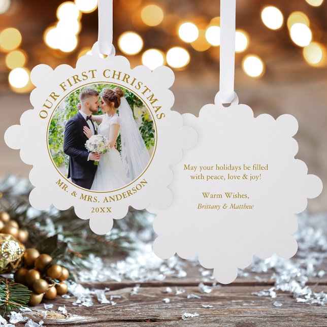 Primera tarjeta de ornamento de oro de la pareja d (A greeting card that is also an ornament! Customize with your photo and personalized text.)