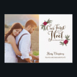 Primera tarjeta fotográfica navideña para recién c<br><div class="desc">Celebra tu primera Navidad como recién casados - una tarjeta de Navidades con espacio para compartir una foto de un boda retrato en la parte delantera y una foto de paisaje de sangre completa en la parte trasera. Y se duplica como invitación matrimonial. Estas tarjetas de Navidades cuentan con ramos...</div>