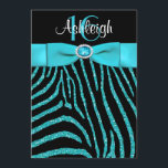 PRINTED RIBBON Zebra 16th Birthday Invitación<br><div class="desc">Añada un brillo y un brillo salvajes a su fiesta Sweet 16, Quinceanera, o Bat Mitzvah con esta moda de color azul, negro y blanco FAUX purpurina (IMPRESIONADO) tiras tiras tiras dulce de dieciséis años de invitación con una cinta de satén azul turquesa IMPRESIONADA y un broche de diamantes y...</div>