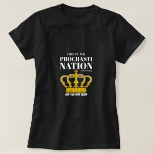 Procrastinación (Reina) - Una camiseta de MisterP/