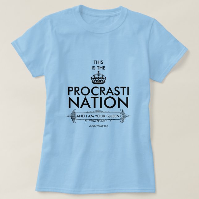 Procrastinación (Reina) - Una camiseta de MisterP/ (Diseño del anverso)