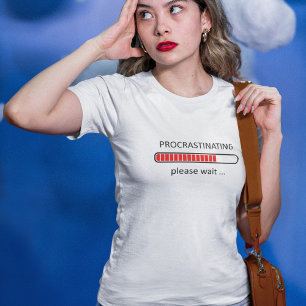 Procrastinando Por Favor Esperen - Camiseta De Dam