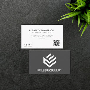 Profesional moderno con su tarjeta de visita QR CO