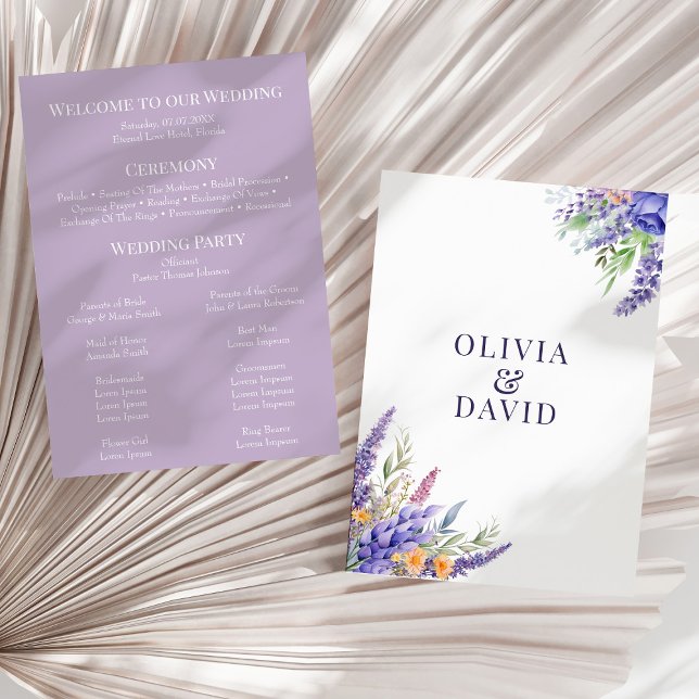 Programa Boho Lilac Watercolor Flor silvestre Wedd (Boho Lilac Watercolor Wildflower Wedding Program on a sunny neutral dry palm leaf.)