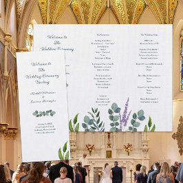 Programa de boda doblado con tallos de eucalipto