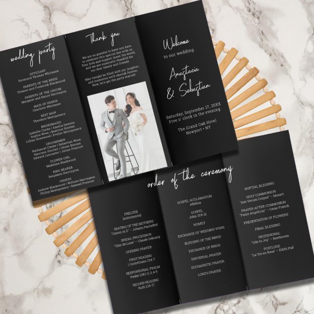 Programa de Triplicidad de Guiones de Moda Blanca  (Black & White Chic Script Trifold Wedding Program Flyer)