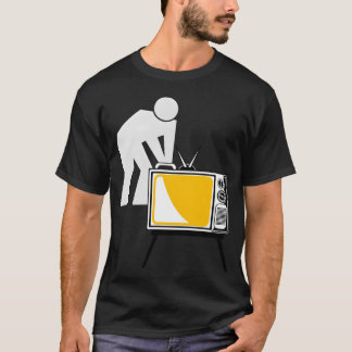 programa de TV la persona que sostiene la camiseta