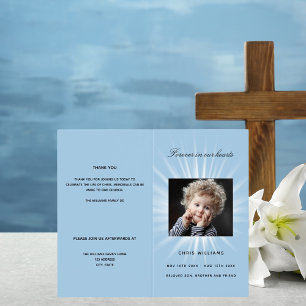 Programa funerario de un niño con fotos azules