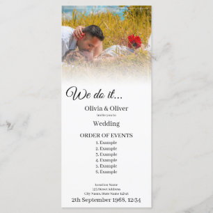 Programa Lo hacemos - Pareja besándose en un prado