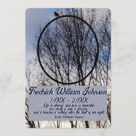 Programa Monumento al fondo del bosque de pinos de la foto