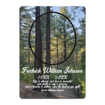 Monumento al fondo del bosque de pinos de la foto