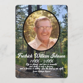 Programa Monumento al fondo del bosque de pinos de la foto