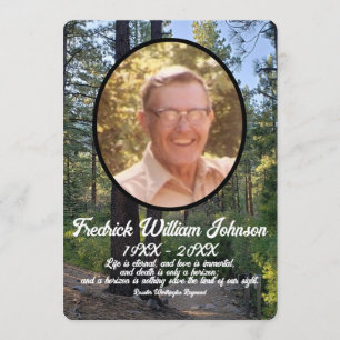 Programa Monumento al fondo del bosque de pinos de la foto 