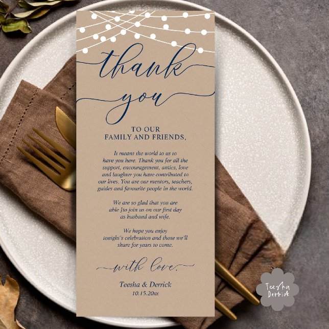Programa Rústico Boda Lugar De Cena Configuración De Gracia (Rustic Wedding Dinner Place Setting Thank You Card Navy Blue in Cottage Brown Kraft String Lights)